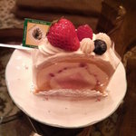 スウィーツショップセレンディピティー - ティラミスとイチゴのロールケーキ