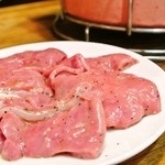 七輪ホルモン焼きもつ鍋 まことや  - 生ｶﾞﾂ（塩）390円