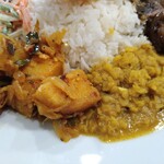 ディヘン スリランカレストラン - レンズ豆カレーとじゃがいものテルダーラ