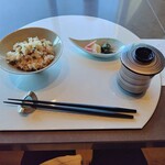 鉄板 天祐 - ガーリックライスと赤だし、香の物