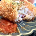鮮魚酒場 紬季 - マカロニ入り カニクリームコロッケの断面°・*:.。.☆