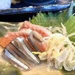 鮮魚酒場 紬季 - ミニ刺身は  鮮度の良い サーモンと、キビナゴ