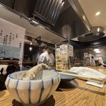 おでん屋 ずぶ六 - 店内の雰囲気（カウンター席）