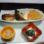 まつさき - 〈前　菜〉鮑やわらか煮、のどぐろ西京焼き、五郎島金
      時素揚げ、菊芋塩麹漬け、小坂蓮根せんべい、あんぽ柿
      、蟹身菊菜ひたし、車海老塩ゆで
      