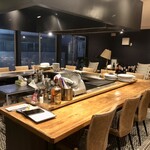 寅善 - カウンターはさながら高級鉄板焼き店