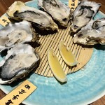 松本 牡蠣入レ時 - 生牡蠣。これで4,000円もします。