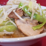 ラーメン二郎 - 豚の厚み