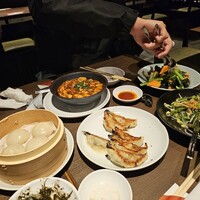 石庫門 田町店 - 右から小籠包、餃子、麻婆豆腐、下が空芯菜のガーリック炒め、右上がキクラゲの卵炒め