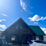 人と木 - 緑の屋根が目印で駐車場もあります★