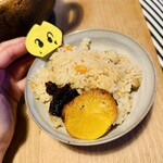 牧のうどん - かしわご飯。そのままでも旨いのに、付け合わせの佃煮と沢庵の甘ジョッパさがたまらん、、