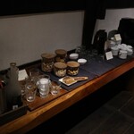 早苗饗 - フリードリンクのカウンター