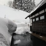 早苗饗 - ホテルのエントランス脇の積雪は３メートル超