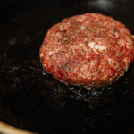 熟成スパイス薬膳カレーと生プリンの店 ８こまち。 - 黒毛和牛100%のこだわりパテ。カレートッピング人気No1