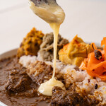 熟成スパイス薬膳カレーと生プリンの店 ８こまち。 - 北海道産のチーズトッピングも相性抜群！