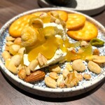 Go - この後もう一軒あるので、〆はナッツ
クリームチーズとクラッカーは盤石のアテです