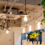 熟成スパイス薬膳カレーと生プリンの店 ８こまち。 - 店内20席。ジャズが流れる大人の空間