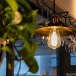 熟成スパイス薬膳カレーと生プリンの店 ８こまち。 - 落ち着いた雰囲気でゆったりくつろげる空間