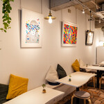 熟成スパイス薬膳カレーと生プリンの店 ８こまち。 - 現代アートとナチュラルをテーマにした店内