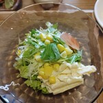 トヨタアジフライ - マカロニサラダと、キャベツとコーンと水菜のサラダ