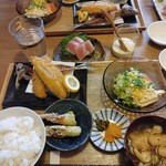 トヨタアジフライ - 『アジフライ定食』このアジフライは、尾っぽがない？と思ったら、鯵の骨せんべいになっています。バリバリ食べます。