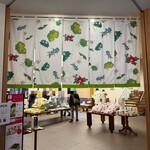 六花亭 札幌本店 - 店舗入口には大きな暖簾