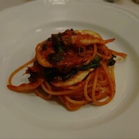 ヴィノ・ヒラタ - スパゲッティ 殻付き白海老と春菊のトマトソース かんずりの香り