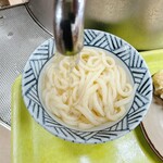 うどん さか枝 - 出汁も美味しいから
      ※ちょっと多めに注いでしまう⤴︎⤴︎