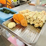 うどん さか枝 - 天ぷらをひとつ選ぶのが
      デフォな感じでありました