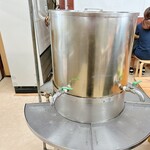 うどん さか枝 - このタンクから出汁を注ぐ