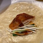 中国茶房8 GEMSなんば店 - コレを巻いて食べますよー。