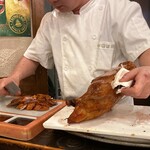 中国茶房8 GEMSなんば店 - 料理人さんがワゴンで側まで運んできて、盛り付けてくれます。