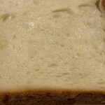 ブラフベーカリー - モッチリフワッとして、小麦の味が優しい！