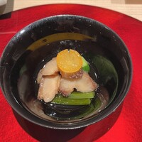 鮨白 - ナマコは ほうじ茶で煮ています
