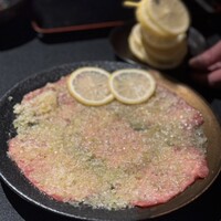 名古屋焼肉きらく - 中はこんな感じ。レモンはただの飾りかい！ってツッコんでしまった。折って焼いて蒸して食べます。