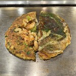 ねぎ焼やまもと - 左がねぎ焼き、右がお好み焼き