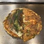 ねぎ焼やまもと - 左がお好み焼き、右がねぎ焼き