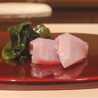 鮨 あお - メジマグロの刺し身と新ワカメ
