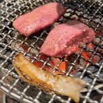 炭火焼ホルモン ぐう - 