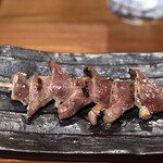 焼き鳥アポロ - ズリ。こんなにジューシーで柔らかくて、旨みのあるズリ、よそで食べたことないです。