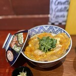焼き鳥アポロ - 親子丼！黄金に輝いているよ。ツユをまとった最高のあきたこまち、また食べたい