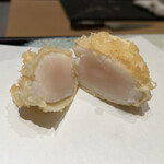 天ぷら あらたみかわ - 帆立　嵩増し目的ではなく、食感を楽しませてくれる衣増量。