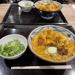 丸亀製麺 - 2025.2.9（日）訪問
      主人と2人で
      鶏天ふわ玉カレーうどん　並盛890円（税込）
      　　　　　　（1/15〜3月上旬まで販売予定）