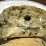 メゾン カイザー - 料理写真:ほうれん草とチーズのチャバタ　マーガリンを塗りました