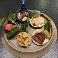 鉄板焼 宇佐見 - 前菜盛り合わせ(山芋酢漬け、蕪、牛たたき、菊芋チップス))