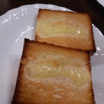 トラットリア 成城 - ガーリックトースト美味い。。