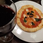 トラットリア 成城 - 赤ワインと〜マルゲリータ