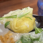 粥餐庁  - ワンタンにはちゃんとぷりぷり海老が入っています