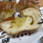 塩パン屋 パン・メゾン - 塩パンのアップルパイ断面　ダイスカットのアップルがたくさん入っています。オーブンで温めてから切り分け