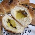 塩パン屋 パン・メゾン - 焼き芋塩パン断面　焼き芋がたっぷり入っています。オーブンで温めてから切り分け
