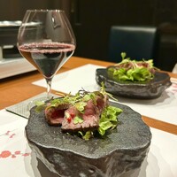 銀座 牛乃季 - 赤ワイン(グラス)・A5 黒毛和牛ローストビーフ